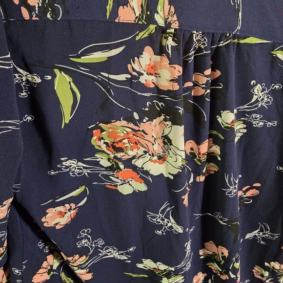 Small EUC Navy/Floral Blouse 21"Ptp 27"Long Vneck Smocked Shldrs Elastic Wrists - Picture 8 of 12